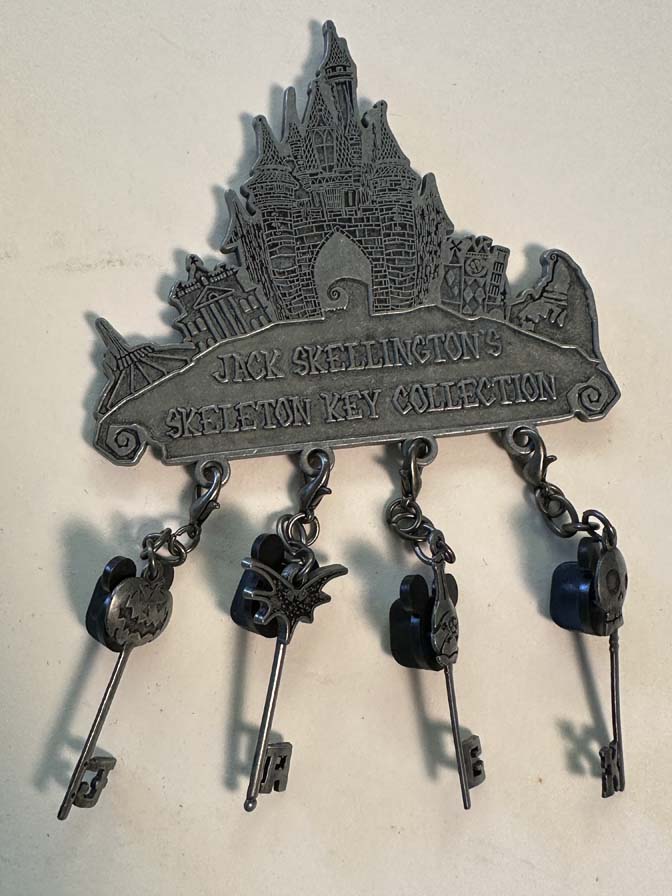 Disneyland Special Event Nightmare before Christmas Magnet and Pin set. LE525