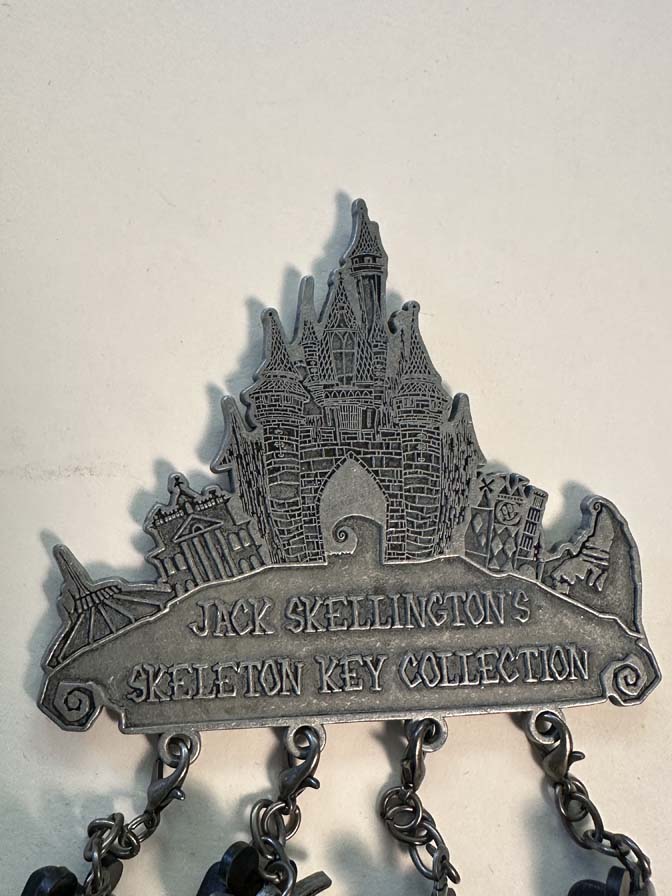Disneyland Special Event Nightmare before Christmas Magnet and Pin set. LE525 - Image 3