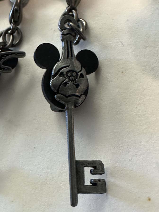 Disneyland Special Event Nightmare before Christmas Magnet and Pin set. LE525 - Image 5