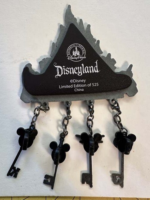 Disneyland Special Event Nightmare before Christmas Magnet and Pin set. LE525 - Image 9