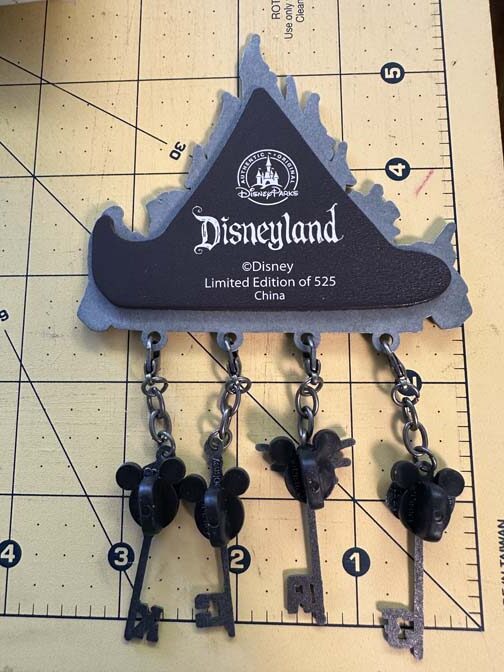 Disneyland Special Event Nightmare before Christmas Magnet and Pin set. LE525 - Image 2