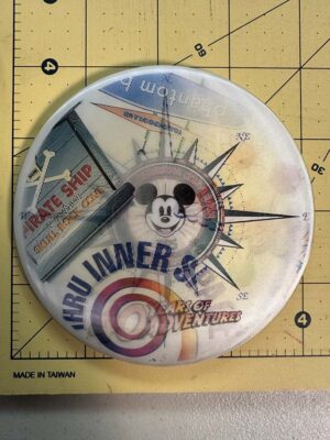 Vintage 1995 Official Disneyana Convention lenticular pinback button.
