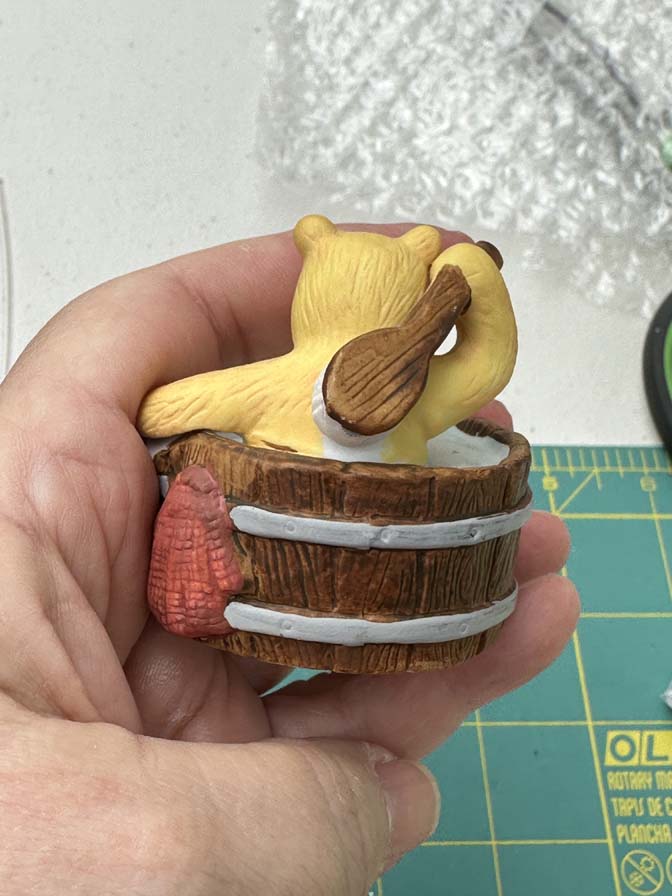 Classic 1988 Willitts Designs Winnie-the-Pooh porcelain figurine - Image 2