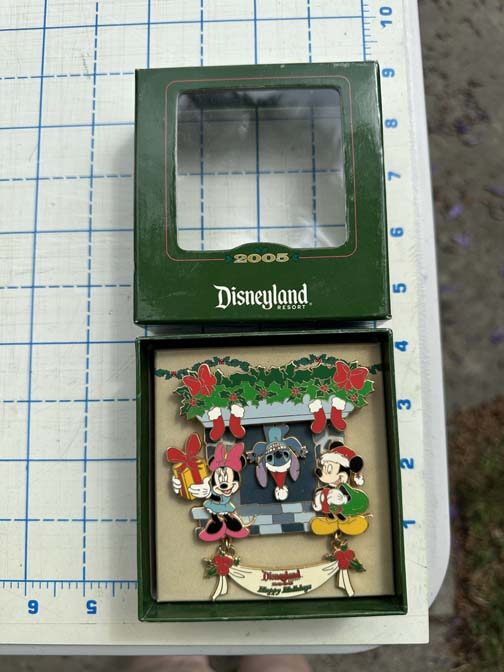 Disneyland Resort 2005 "Happy Holidays" Jumbo Pin - Image 3