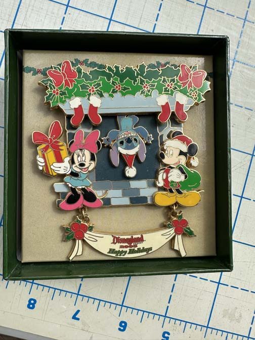 Disneyland Resort 2005 "Happy Holidays" Jumbo Pin