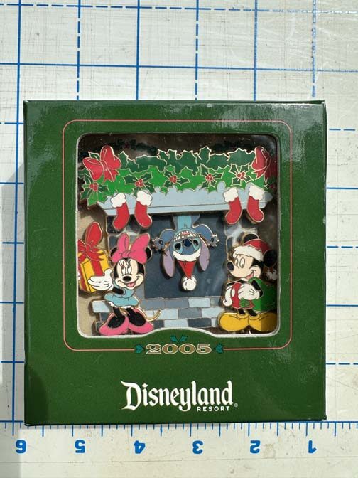Disneyland Resort 2005 "Happy Holidays" Jumbo Pin - Image 6