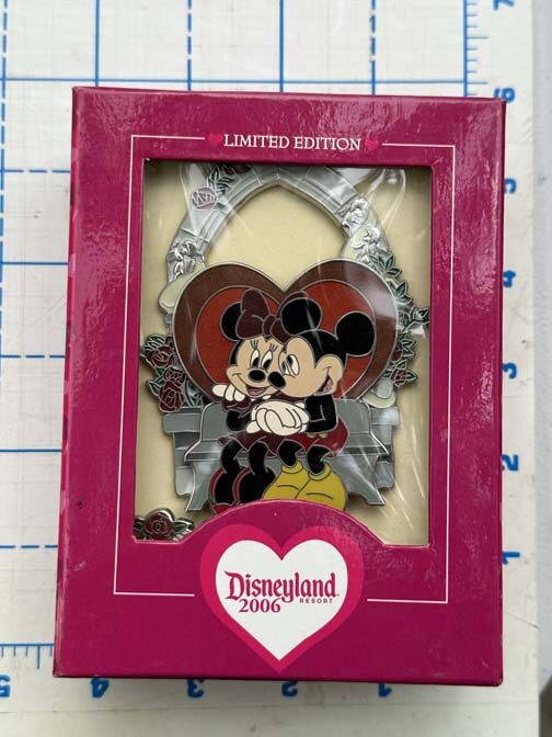 Disneyland Resort Happy Valentine's Day 2006 Jumbo Pin - Image 3