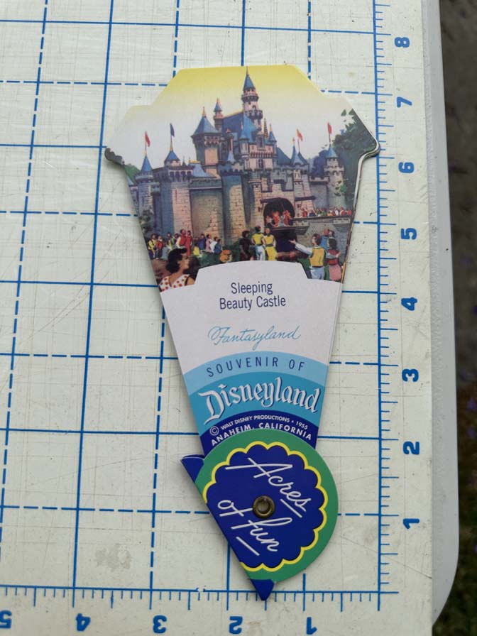 D23 Reproduction of Disneyland 1955 collapsing fan - Image 4