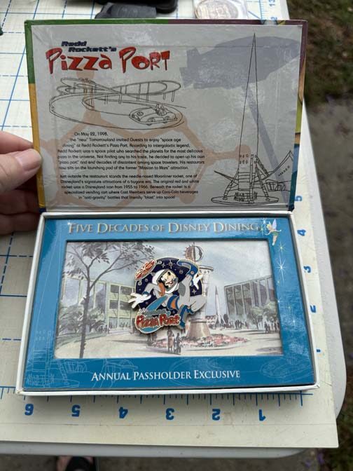 Goofy dressed as an astronaut at Redd Rockett's Pizza Port in Tomorrowland - Image 4