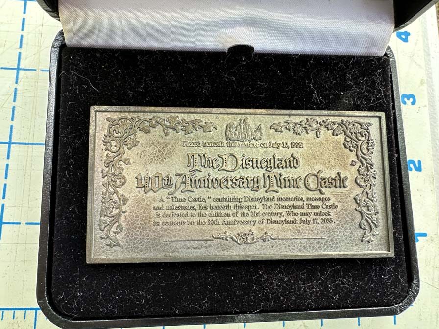 Disneyland 40th Anniversary Time Capule limited edition Annual Passholder pin